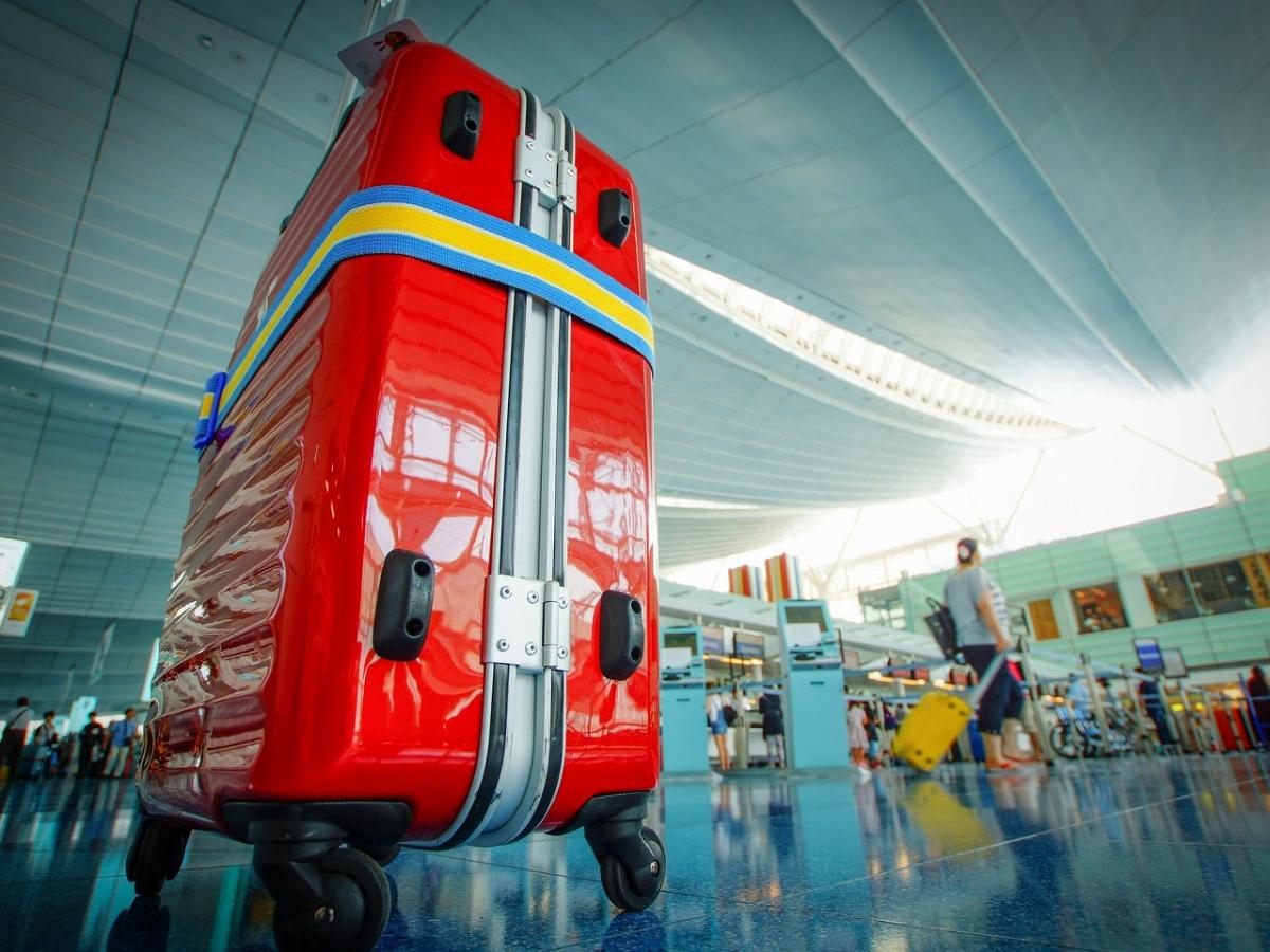 アメリカ行きの飛行機では、預けるスーツケースに鍵をかけてはいけないって本当？