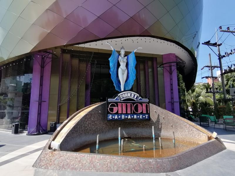 こちらで煌びやかなショーが繰り広げられます