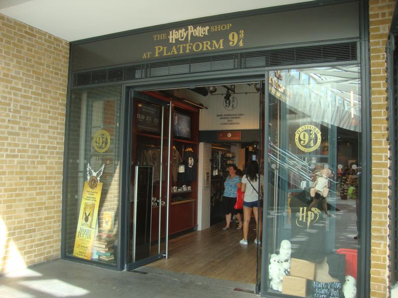 隣接するショップ。写真はここで受け取ります