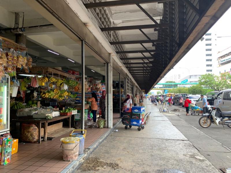 1階の大通り側は野菜、果物売り場