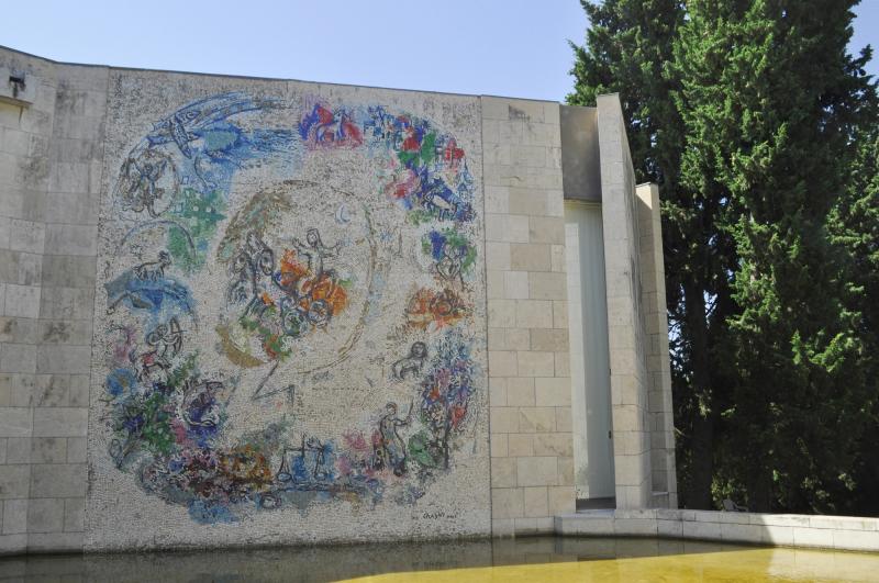 外に展示されている美しいモザイク画。見学は美術館の中からのみ可能です