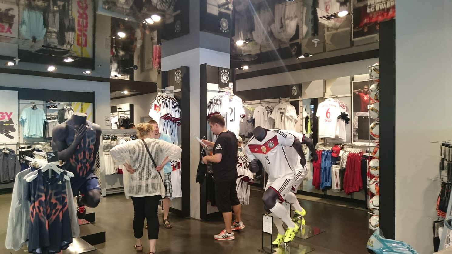 アディダス ストア ベルリン ベルリンのおすすめショッピング お土産 買い物スポット 現地を知り尽くしたガイドによる口コミ情報 トラベルコ