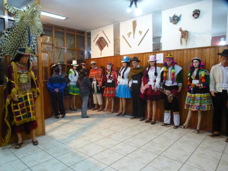 県下１３郡の伝統衣装