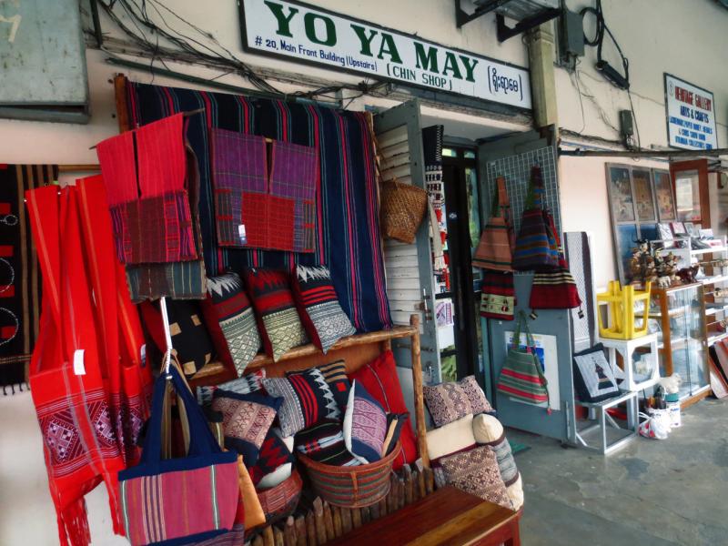 「YO YA MAY」はチン族のファブリックが並ぶ