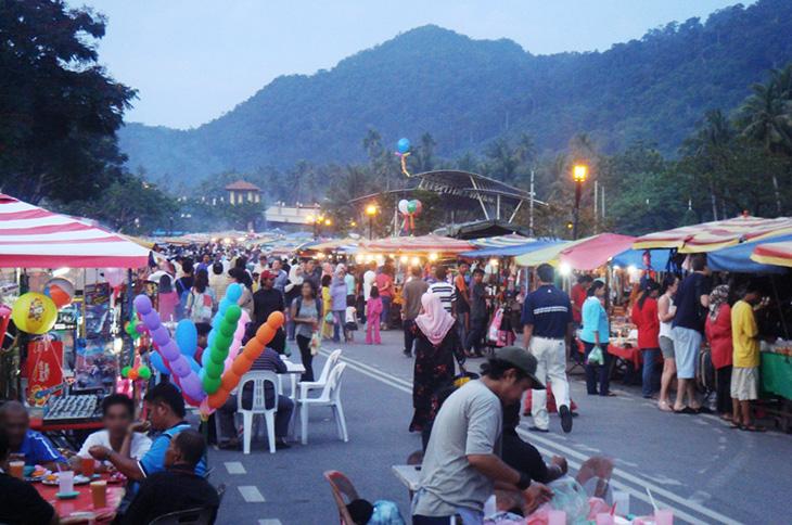 夜7時ごろのナイトマーケット、これから賑やか