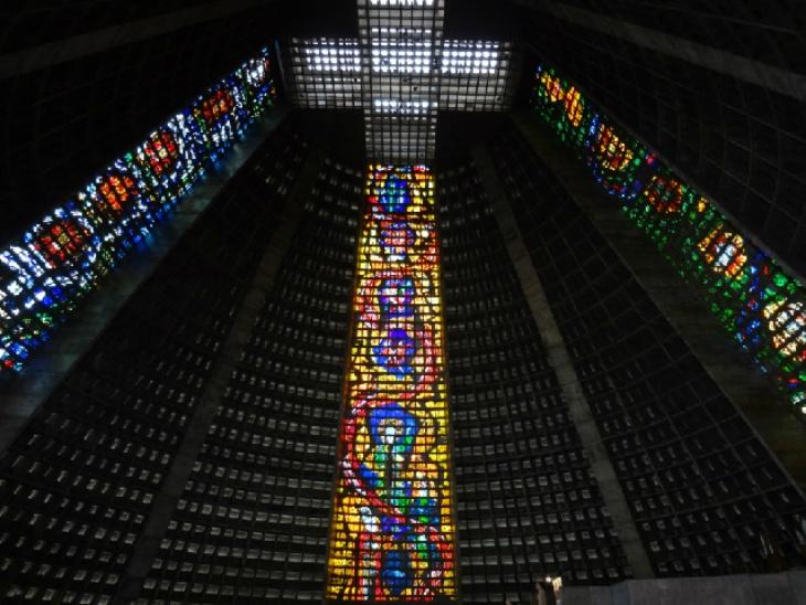 鮮やかなステンドグラスと十字架