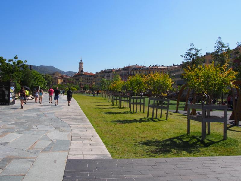 緑が綺麗でよく手入れされた庭園