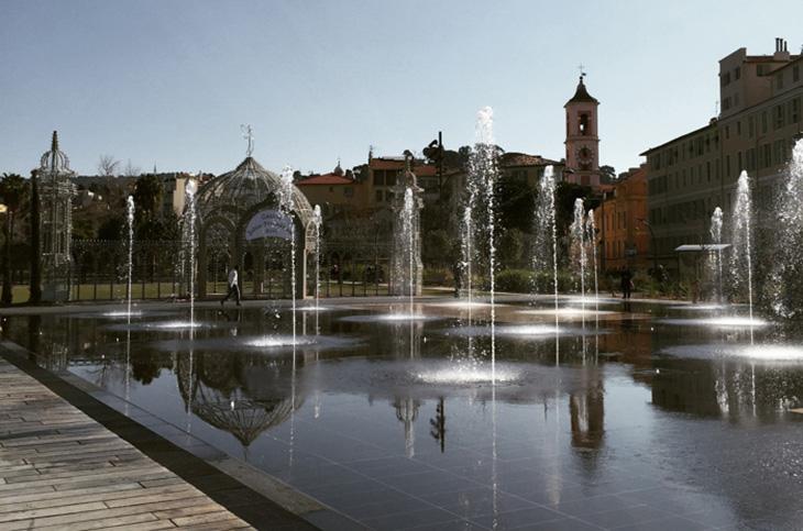 人気の広々とした噴水エリア