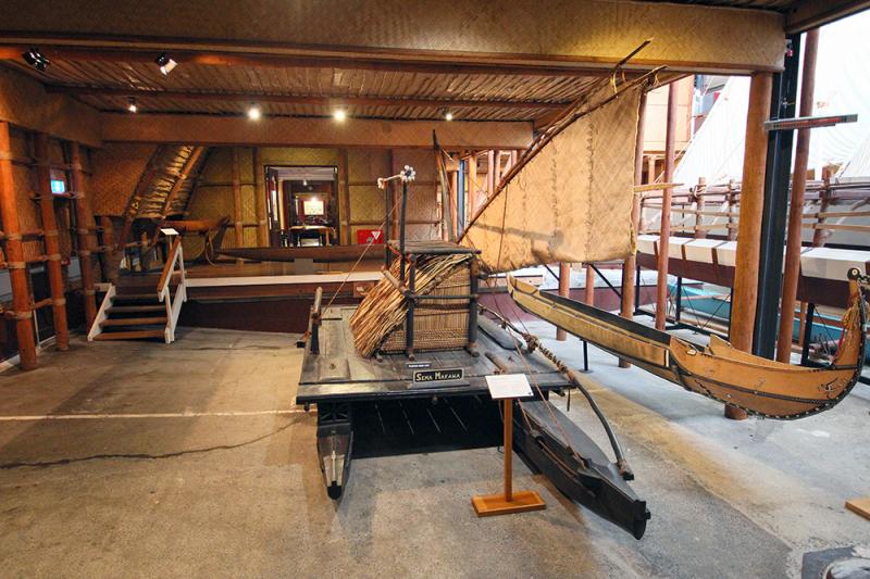 マオリの伝統カヌーの展示