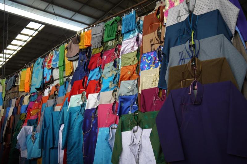 色鮮やかなモンゴルの伝統衣装