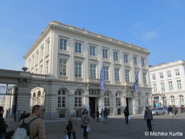 ロワイヤル広場に面したマグリット美術館。ミュージアムショップも充実だ