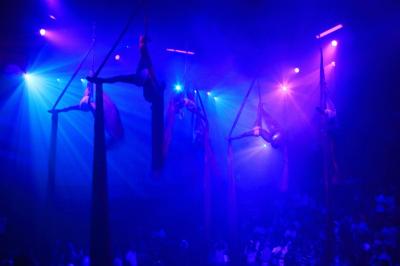 お客さんの頭上で行なわれるショー