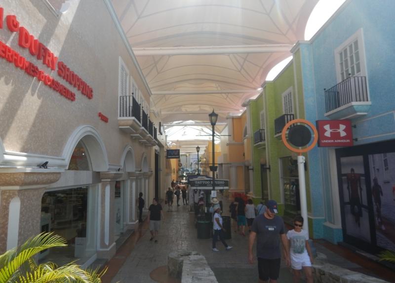 ショッピングエリアには屋根が付いているので雨の日も楽しめます！