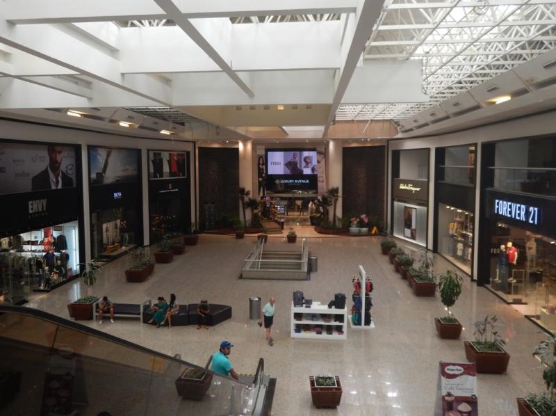 広く清潔感のあるククルカンプラザ内