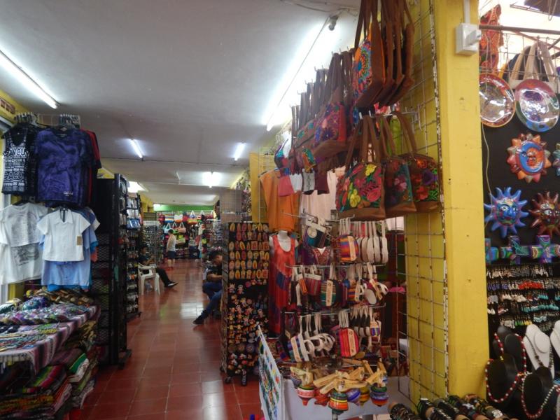 たくさんのお店が並んでいる市場内