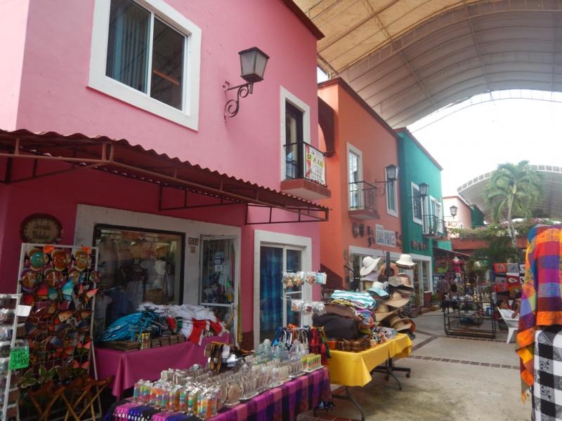 カラフルな建物がメキシコらしい、プラザ･ボニータのエリア