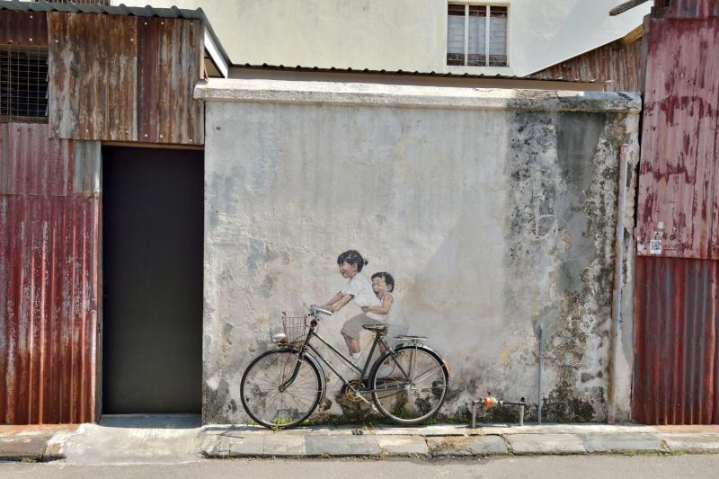 自転車乗る子供