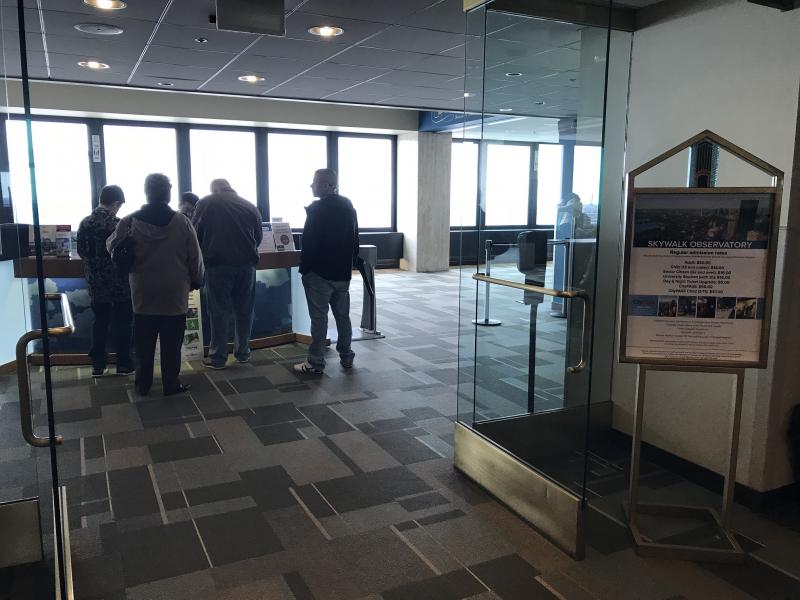 50階でエレベーター降りるとチケットデスクが見える