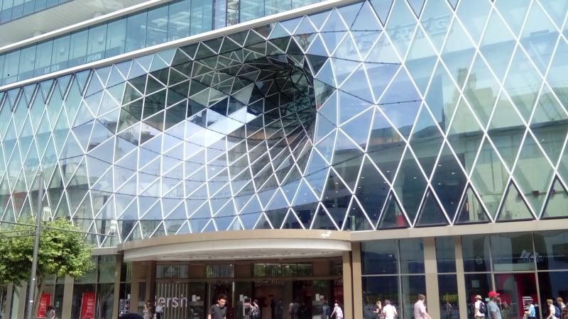 斬新なデザインの外観