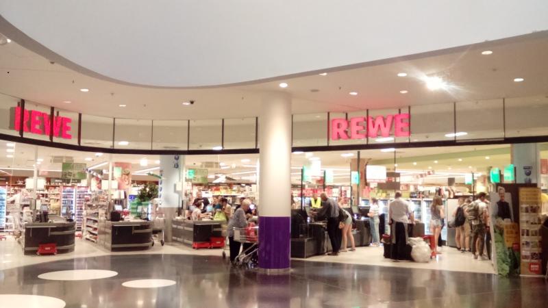 地下のスーパーREWEは最大級の広さ