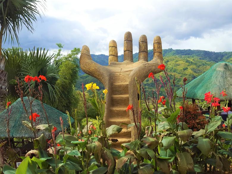 謎の手のオブジェ