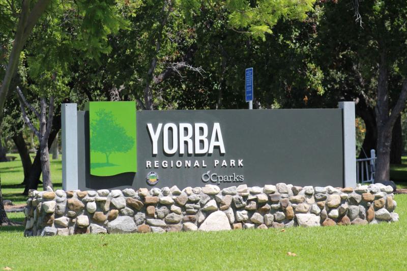 入口にはYORBAの大きな看板をすぐに発見出来ます