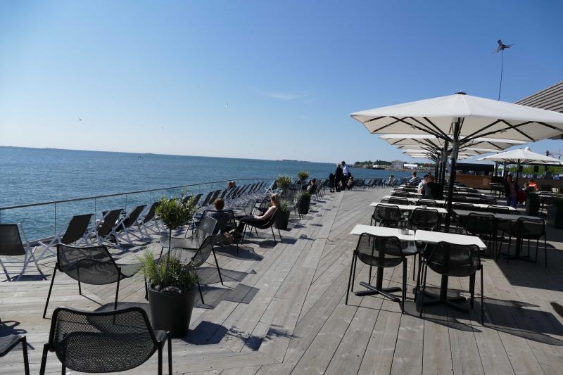 テラスからはバルト海が一望できる