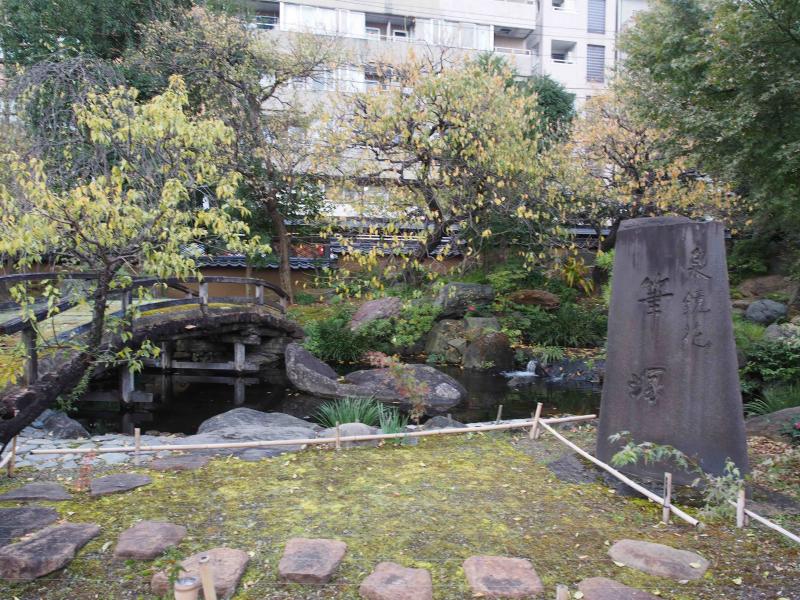 梅園にある泉鏡花の「筆塚」