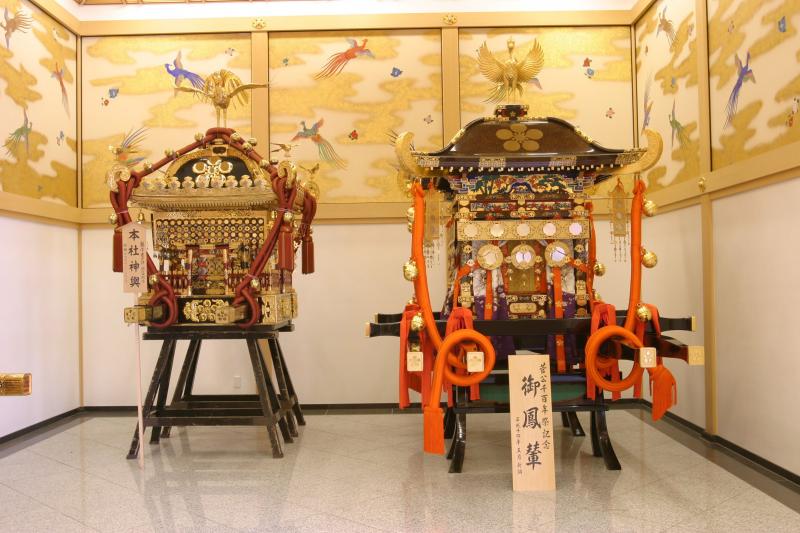 宝物殿には本社神輿や町内神輿をはじめとする宝物を展示