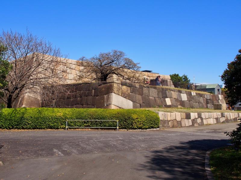 かつて天守閣があった天守台。明暦3（1657）年の大火で消失したあとは石垣だけ築かれ、天守閣は再建されませんでした