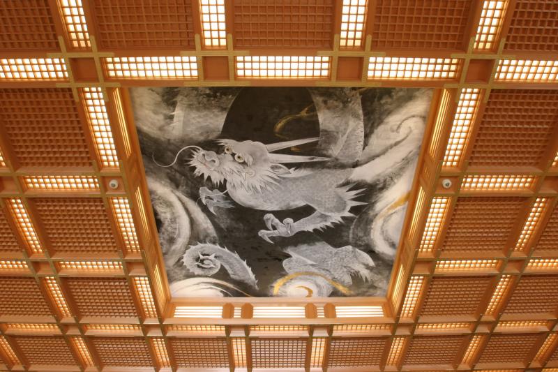 本殿の天井画は松尾敏男の「竜の画」