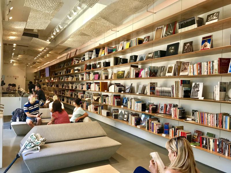 1階の図書スペース、横にカフェが併設されている