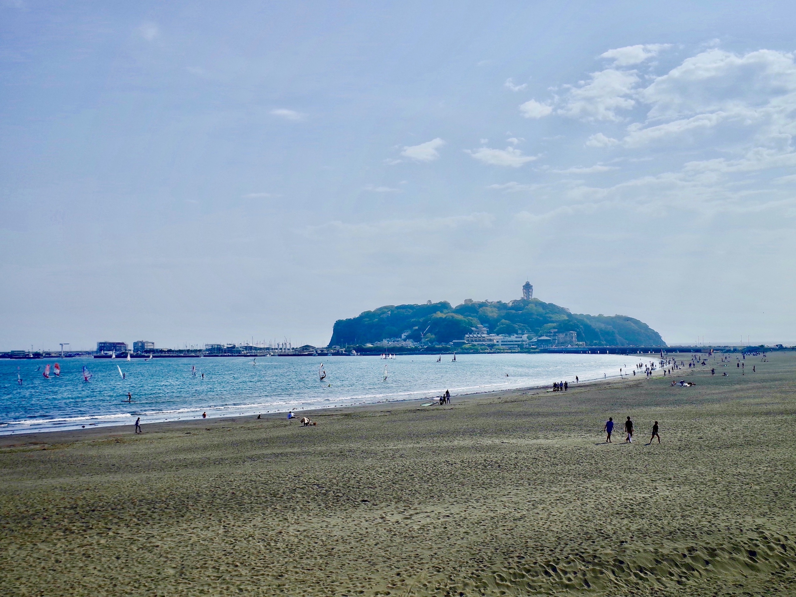 相模湾に浮かぶ江の島