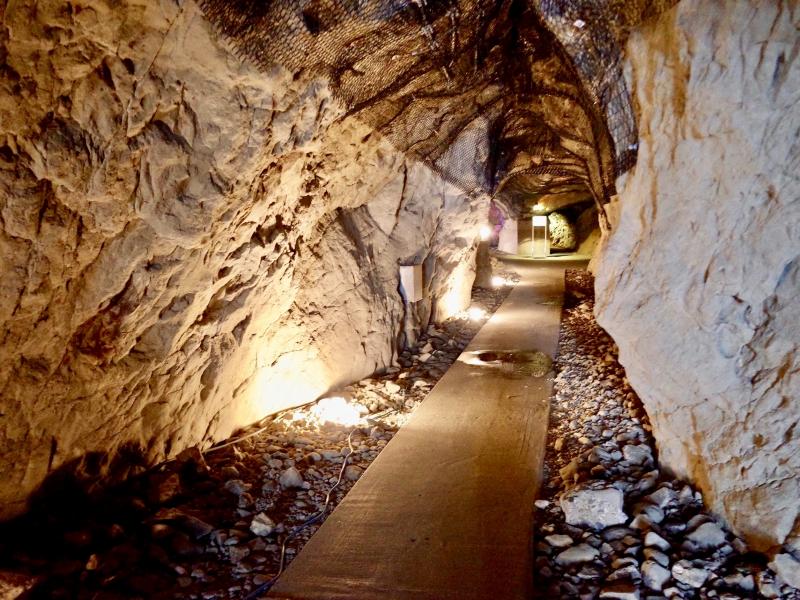 自然が創り出した芸術を、肌で感じることができる江の島岩屋