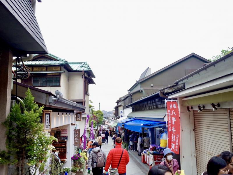 老舗のお店も立ち並ぶ、弁財天仲見世通り