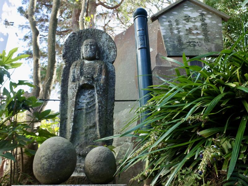 境内の奥にひっそりとある子生み石。凛とした存在感がご利益を物語る