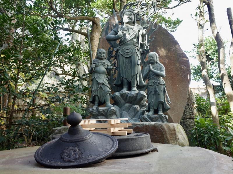 御本尊である不動明王。右手が誰かと腕を組んでいるように見えることが縁結びの縁起になったという説も