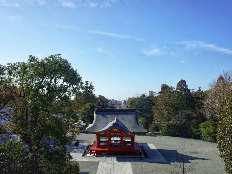 本宮へと続く大石段からは、鎌倉の街を眺められる