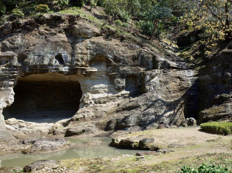 庭の岩盤に大きく彫られたられた天女洞、その横には坐禅のための窟もある