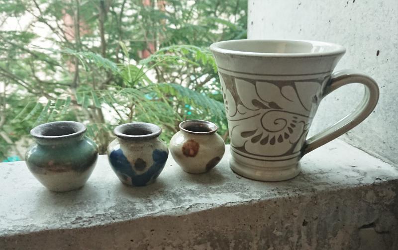 壺屋やちむん通りで購入した私の戦利品。小さな壺は爪楊枝入れ。小さな花を飾っても可愛い♪