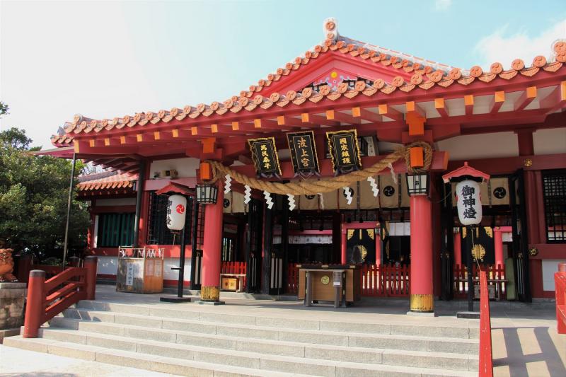 鳥居をくぐり階段を上ったところにある波上宮の拝殿。ここでお参りをしましょう