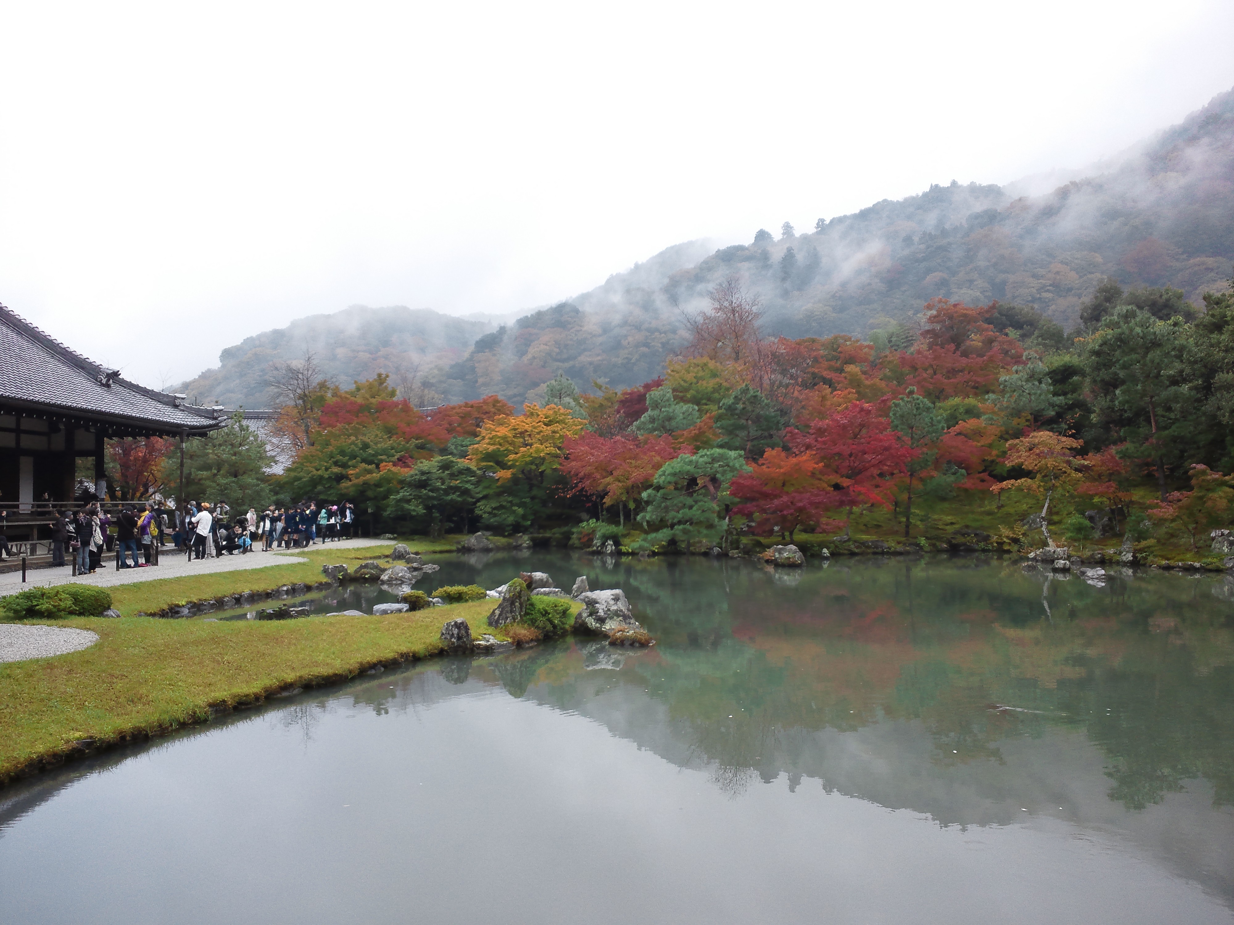 池に映り込む嵐山が美しい