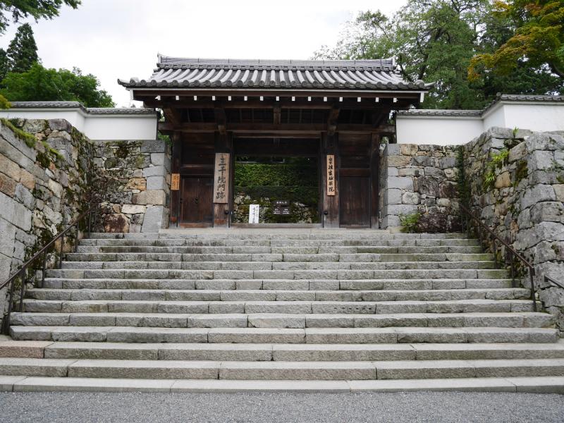 高い石垣に囲まれた風格のある御殿門