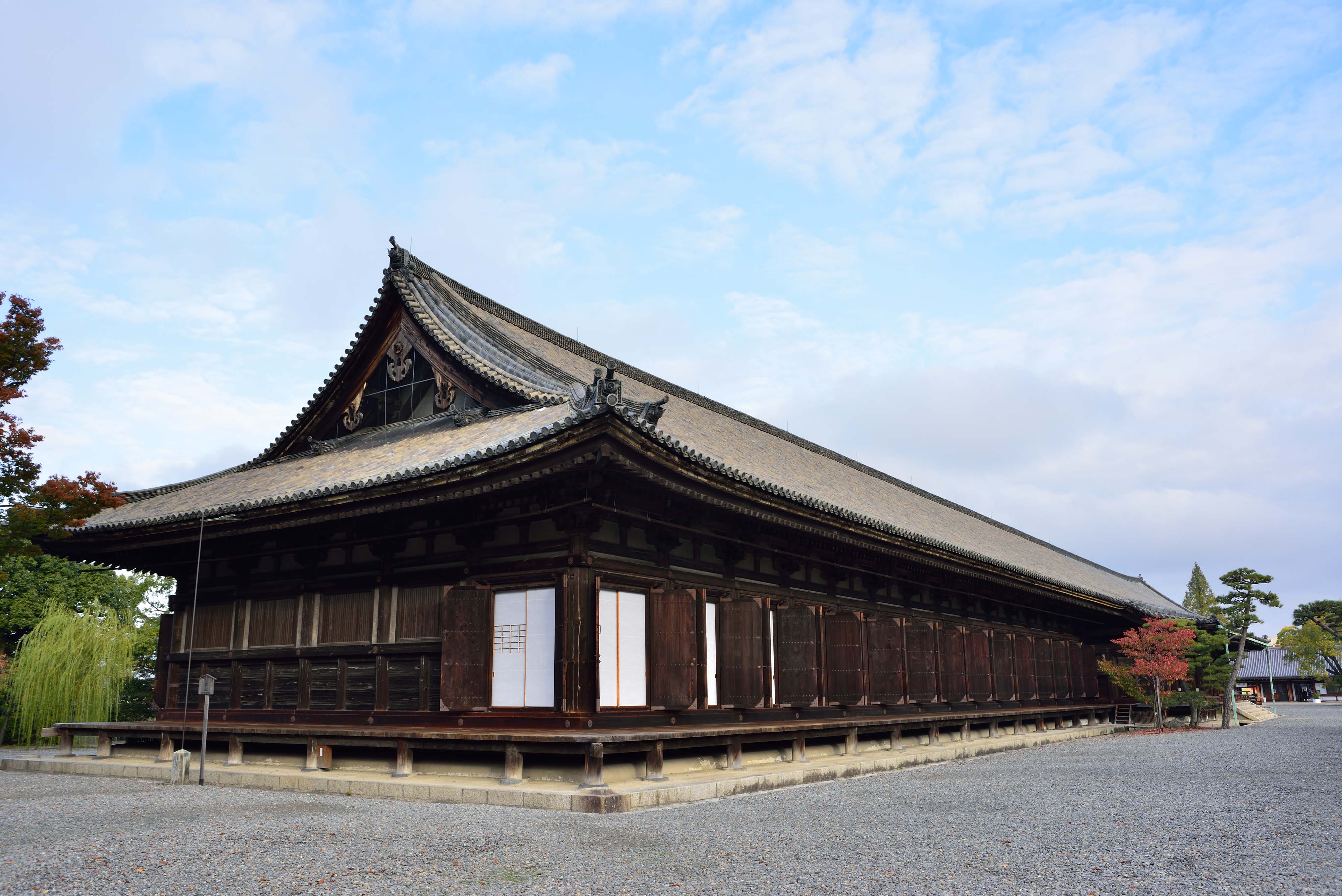 どっしりとした和様建築のお堂は国宝に指定される