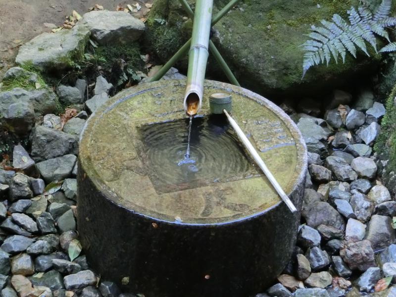 禅の教えである「知足」の心を図案化した蹲踞