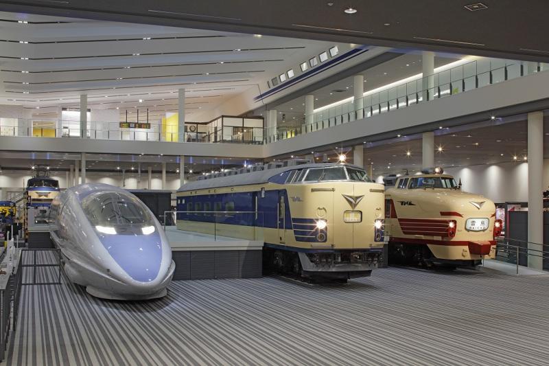 吹き抜けの本館にはJR西日本を代表する車両を展示