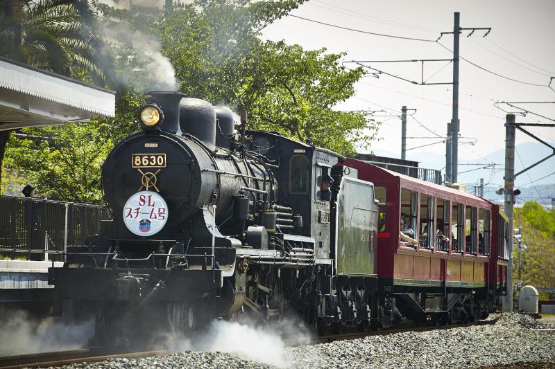 本物の蒸気機関車が牽引する客車に乗れるSLスチーム号