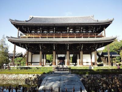 禅寺の三門としては日本最古といわれる