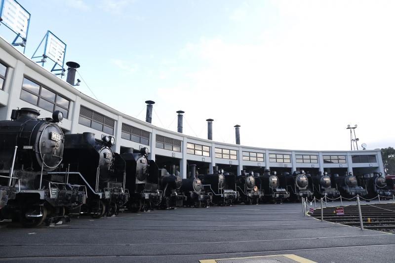 国指定の重要文化財である扇形車庫には蒸気機関車がずらりと並ぶ