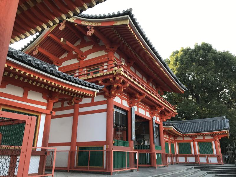 四条通の突き当たりに立つ西楼門